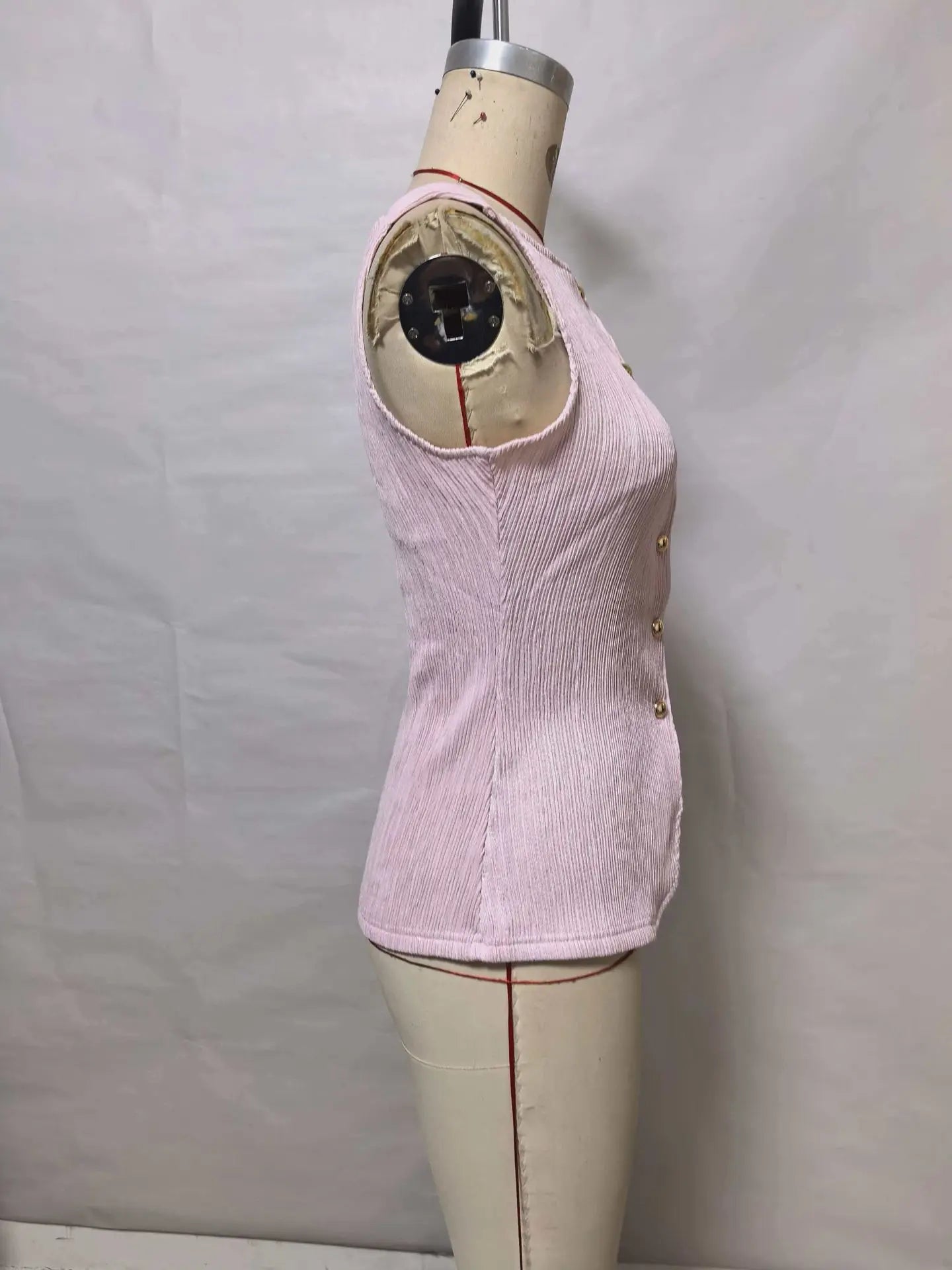 Gold Single-Button Sleeveless Knitted Vest Top Cross-Border Style Elegant Commute Fashion for Women in 2026 Spring Season