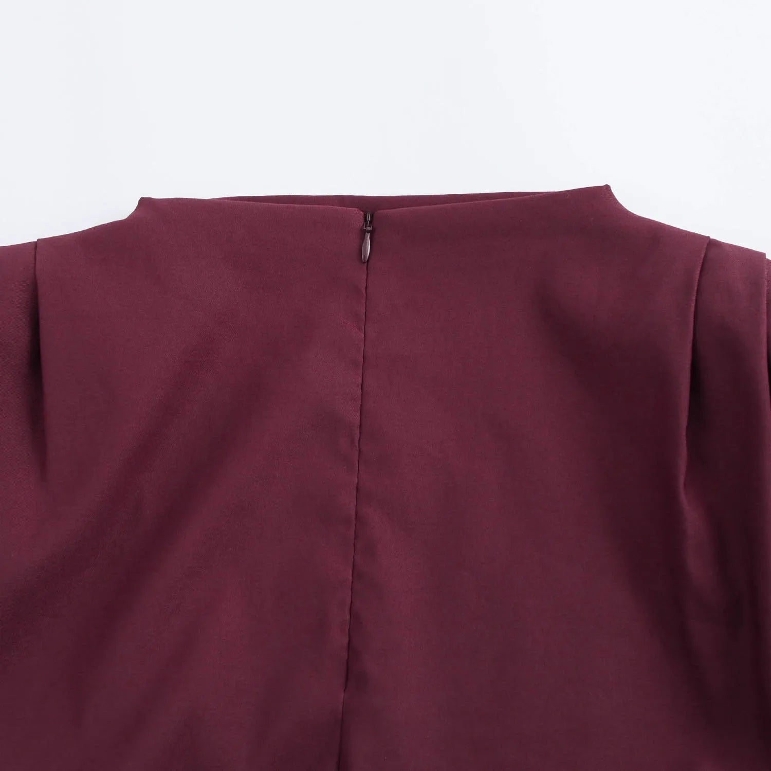 Round neck slim fit tank top with fashionable and sexy slanted edges simple pleats strapless decoration soft padded shoulder top