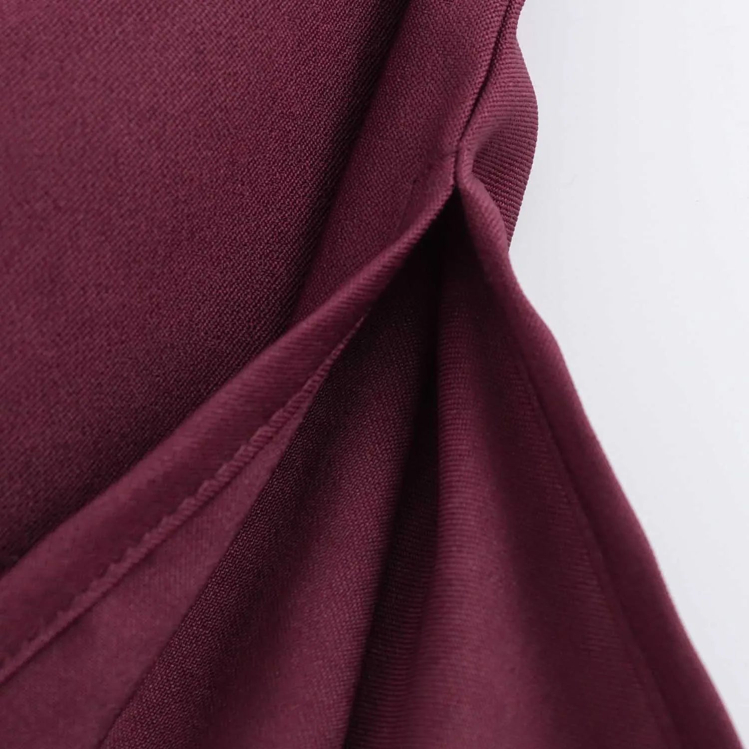 Round neck slim fit tank top with fashionable and sexy slanted edges simple pleats strapless decoration soft padded shoulder top